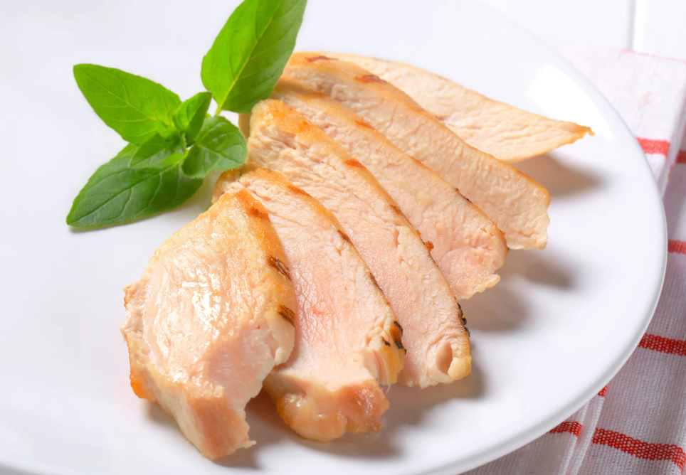 alt text: Sliced cooked chicken breast for dogs