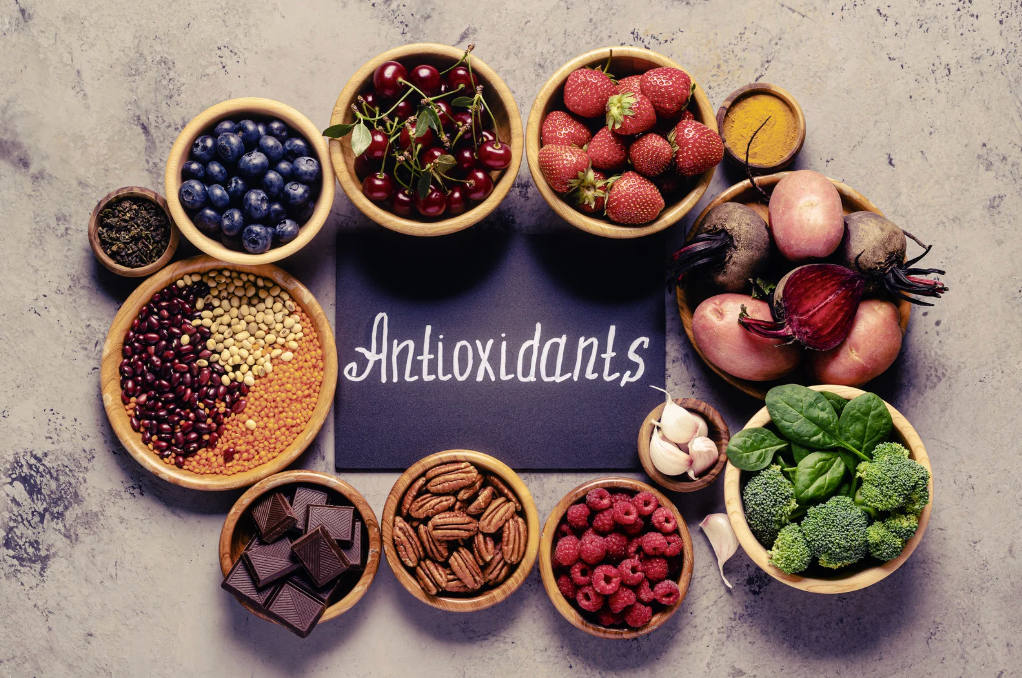 (Alt text: Antioxidant-rich foods like blueberries and spinach)