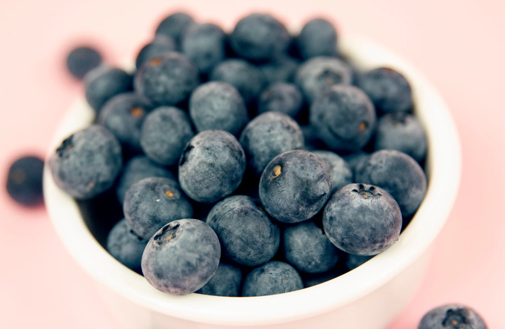 alt text: Fresh blueberries suitable for dogs
