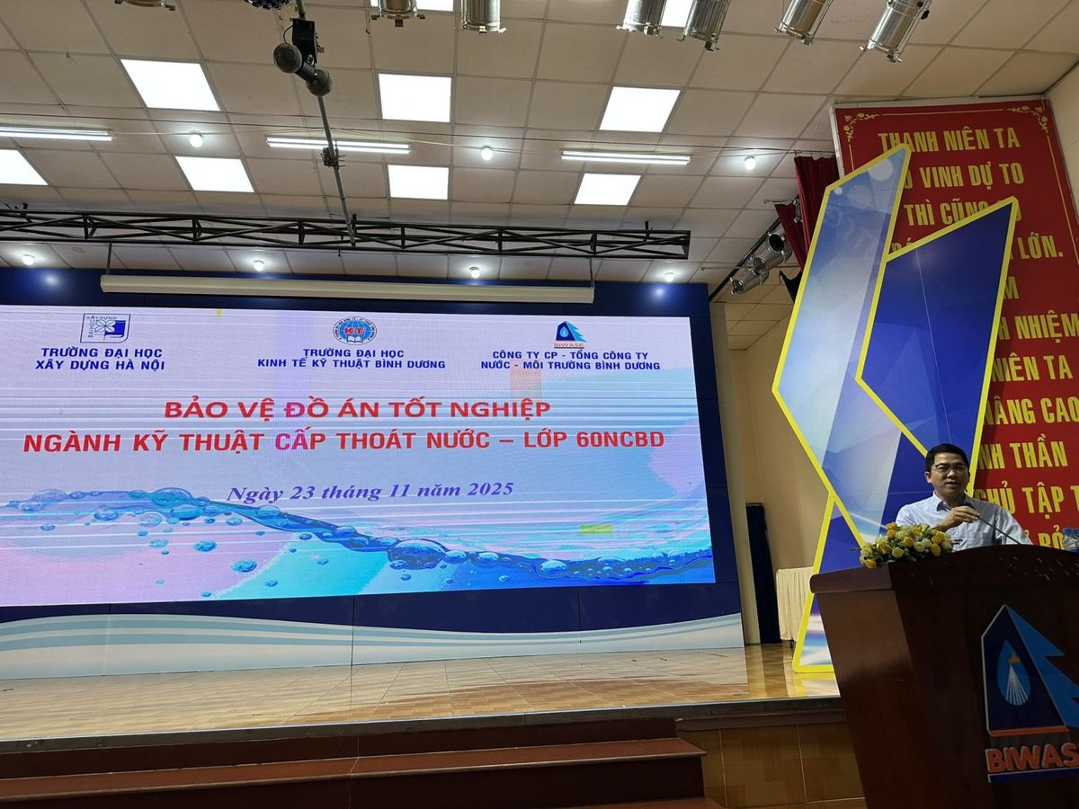 Ảnh 6. PGS. TS Phạm Thái Hoàn, Phó trưởng phòng Quản lý đào tạo Trường ĐHXDHN phát biểu tại Lễ bảo vệ ĐATN