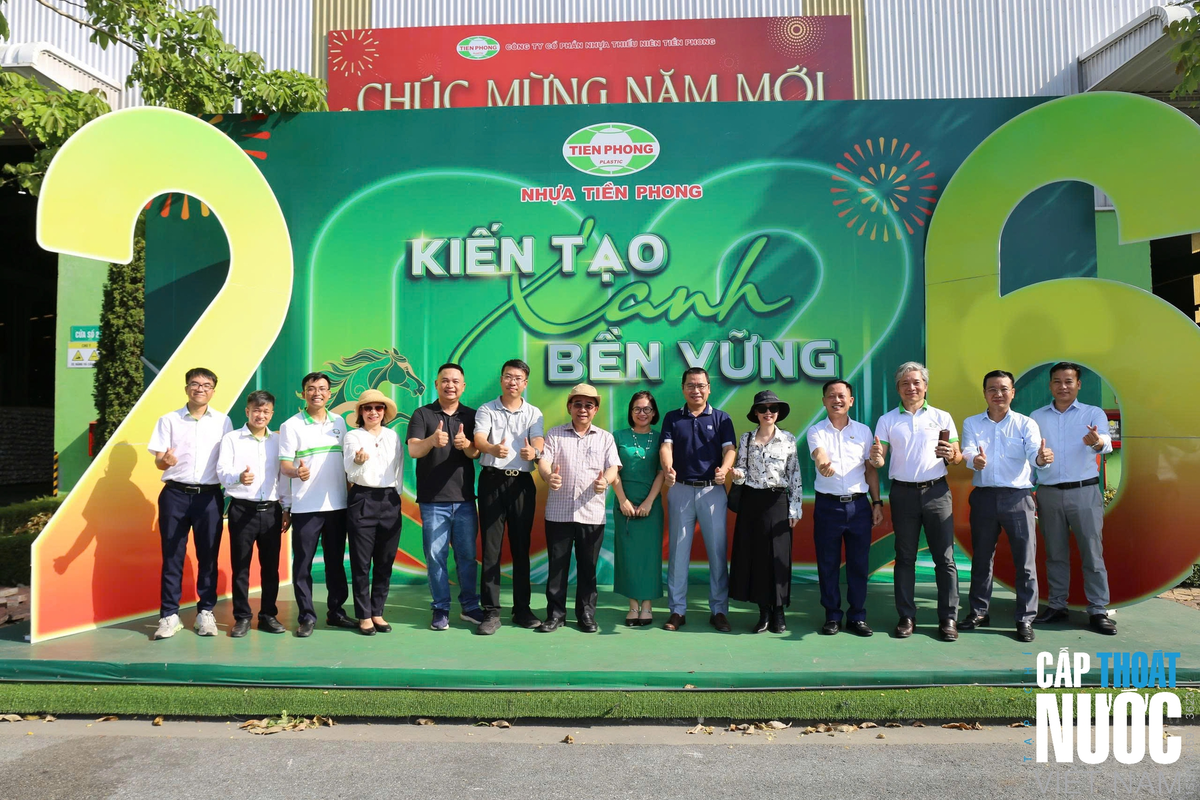 Giảng viên Trường Đại học Xây dựng Hà Nội cùng các doanh nghiệp chụp ảnh lưu niệm tại nhà máy sản xuất của Nhựa Tiền Phong.