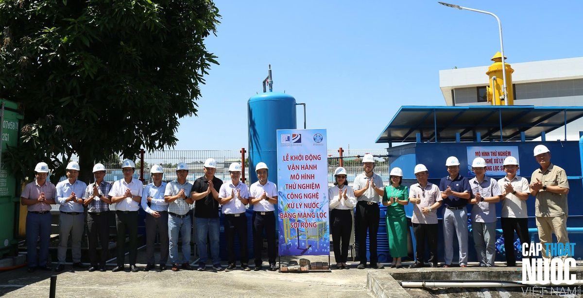 Các đại biểu chụp ảnh lưu niệm tại mô hình thử nghiệm.