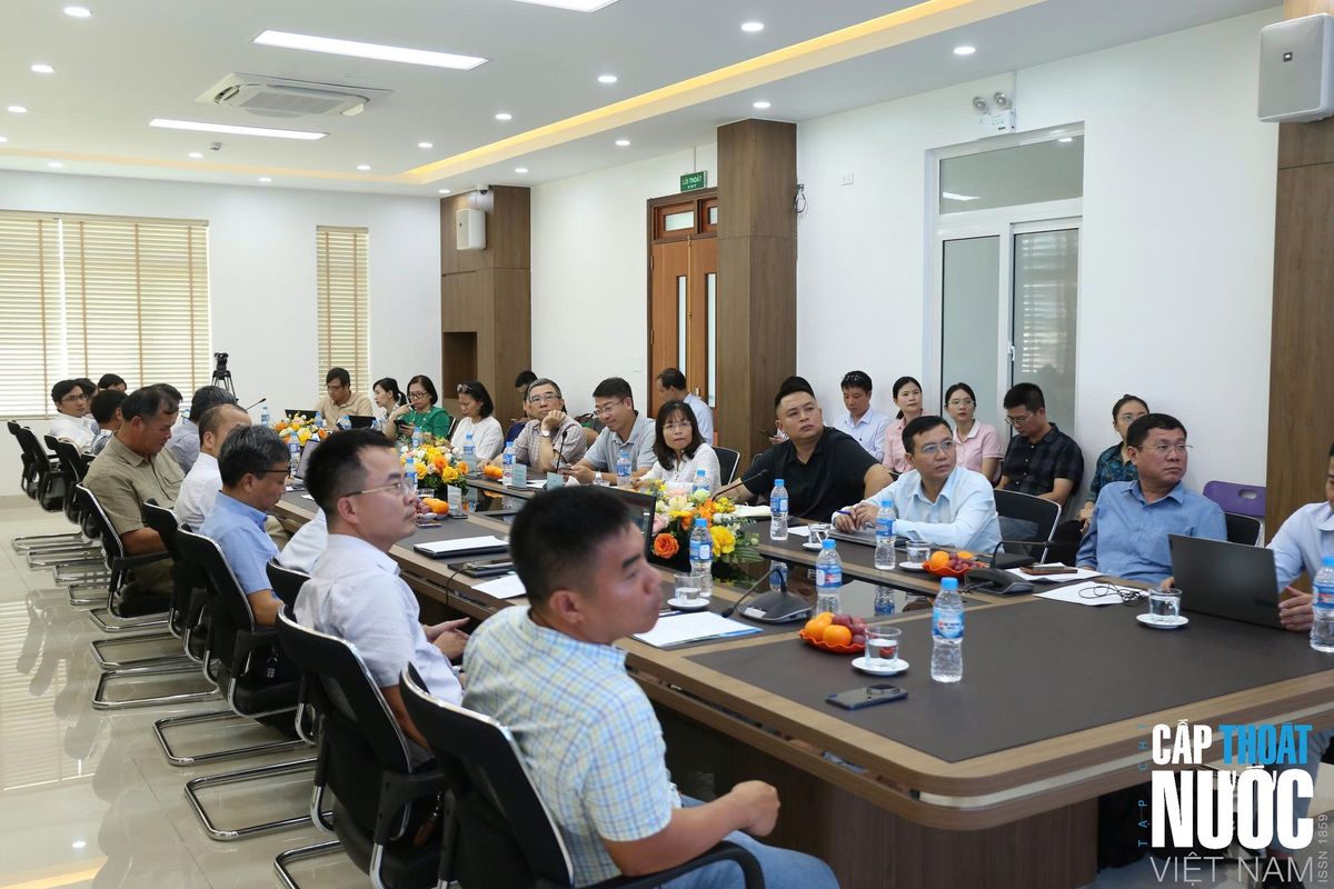 Giảng viên Trường Đại học Xây dựng Hà Nội cùng phía doanh nghiệp lắng nghe phần giới thiệu về công nghệ xử lý nước mới.