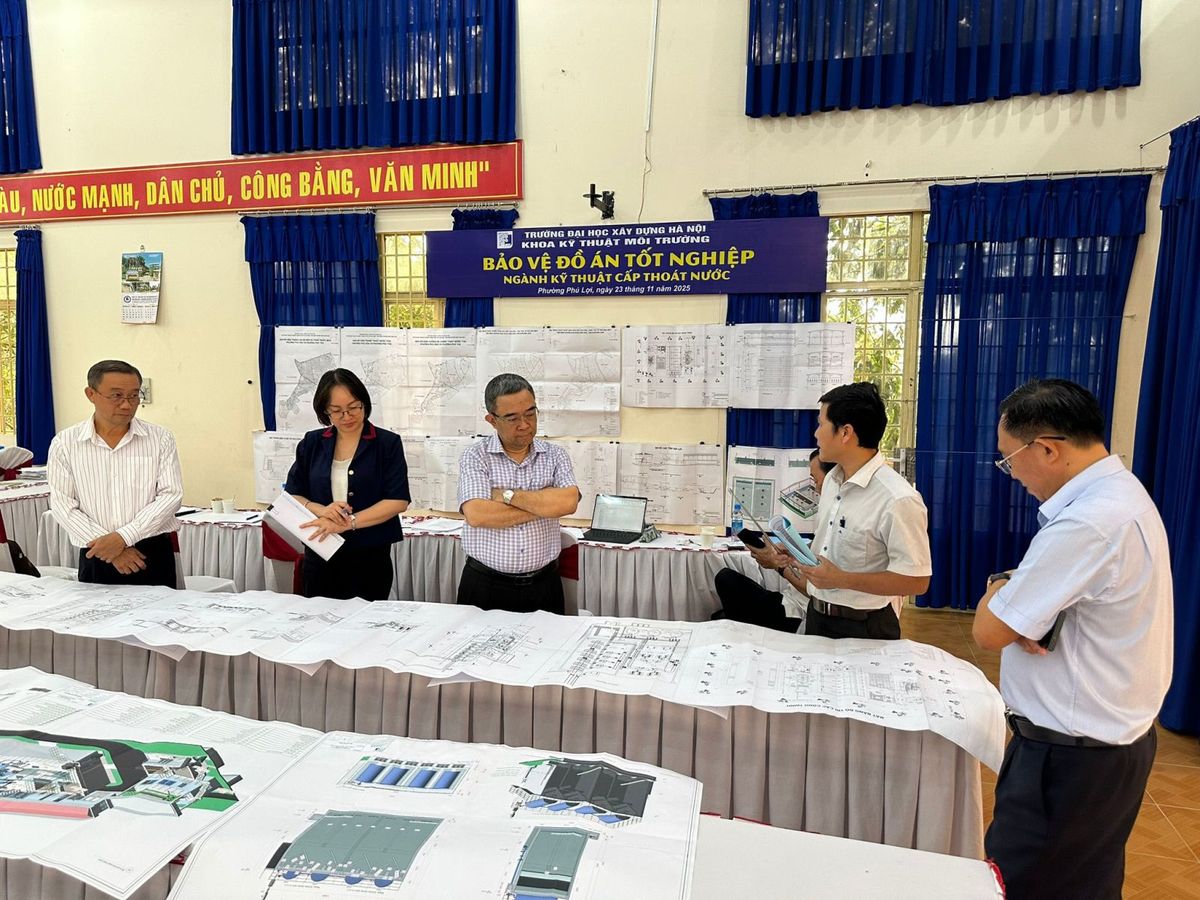 Ảnh 3. Sinh viên trình bày đồ án trước Hội đồng đánh giá