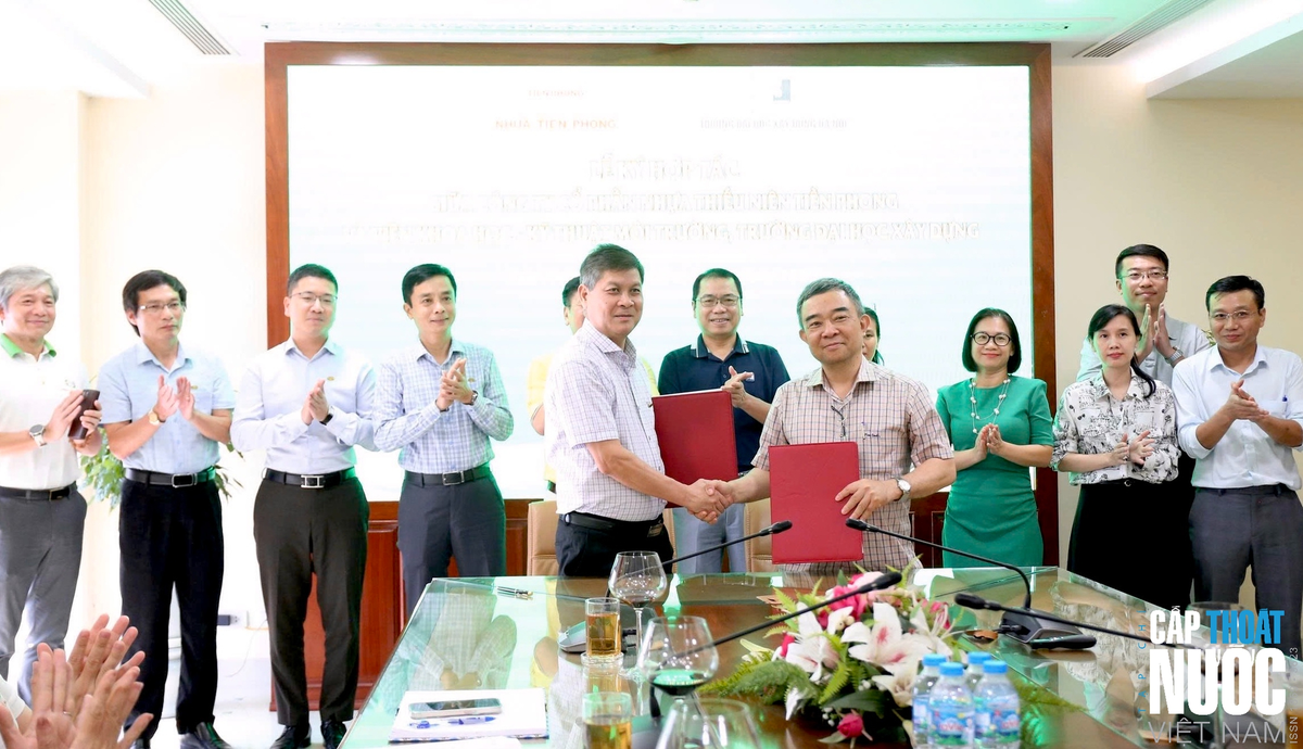 Ông Chu Văn Phương - Thành viên HĐQT, Tổng Giám đốc Công ty CP Nhựa Thiếu niên Tiền Phong và GS.TS Nguyễn Việt Anh ký kết Biên bản ghi nhớ hợp tác (MOU) tại buổi lễ.