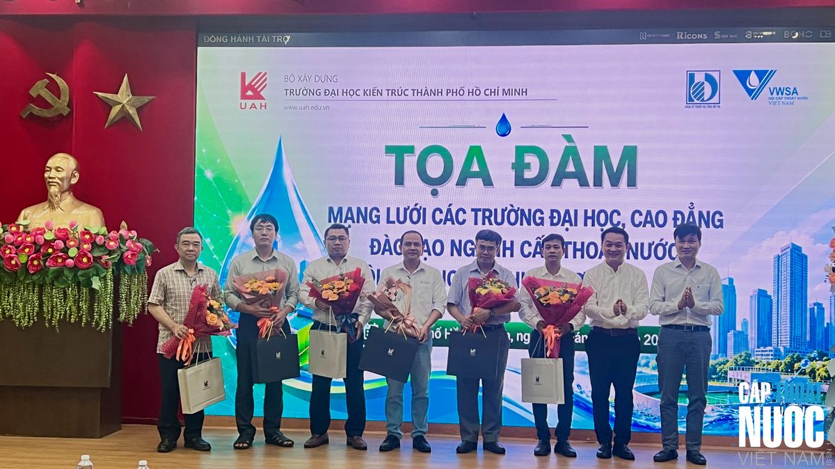 Ban tổ chức cảm ơn những kiến thức sâu từ các khách mời tham gia tọa đàm.
