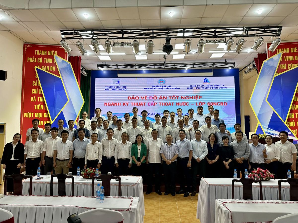 Ảnh 1. 39 sinh viên lớp 60NCBD ngành Kỹ thuật Cấp thát nước bảo vệ thành công đồ án tốt nghiệp