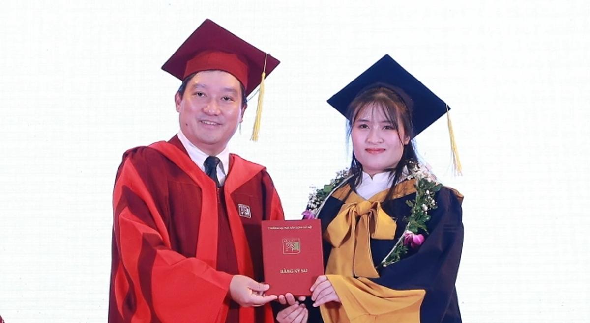 Hoài Thu nhận bằng kỹ sư xuất sắc, hôm 11/10. Ảnh: Nhân vật cung cấp