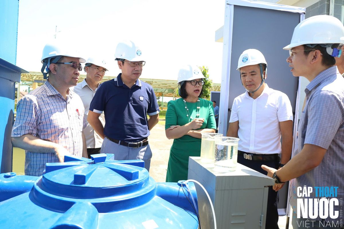 Các đại biểu tìm hiểu về quá trình vận hành và kết quả của công nghệ xử lý nước mới.