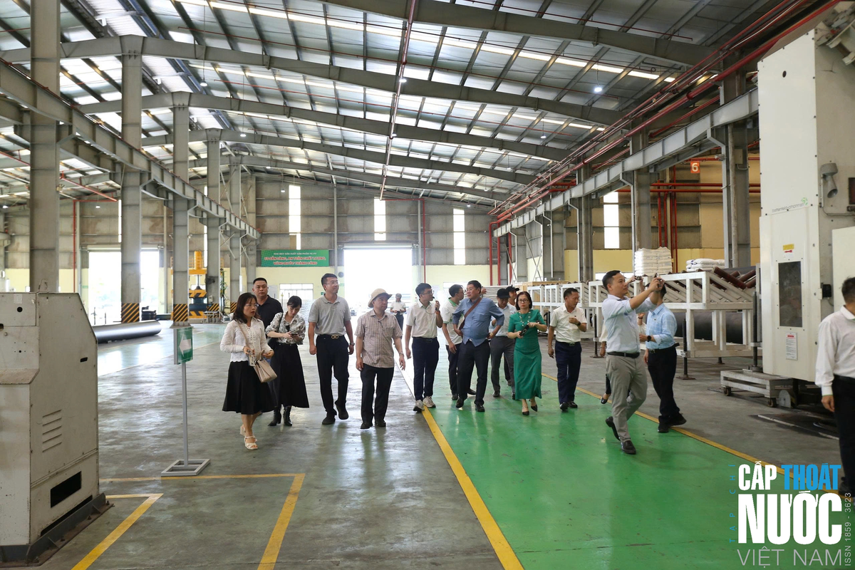 Giảng viên HUCE tìm hiểu về quá trình vận hành, sản xuất và sản phẩm của nhà máy.