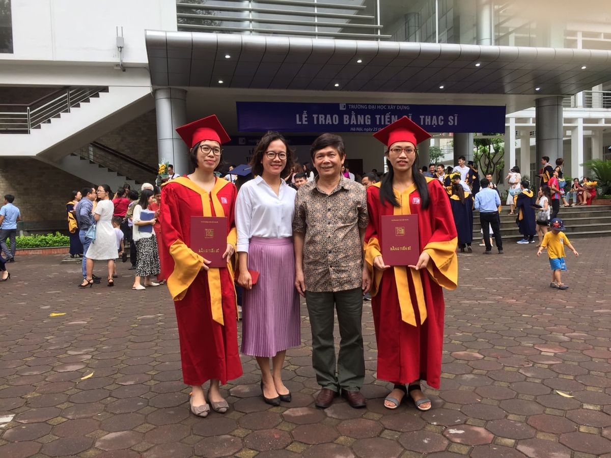 Tân tiến sĩ giản dị lưu lại kỷ niệm cùng thầy giáo hướng dẫn GS.TS Trần Đức Hạ