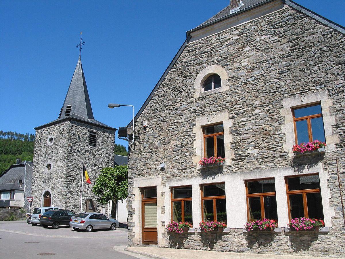 Het gemeentehuis en de Sint-Lambertuskerk van Vresse-sur-Semois