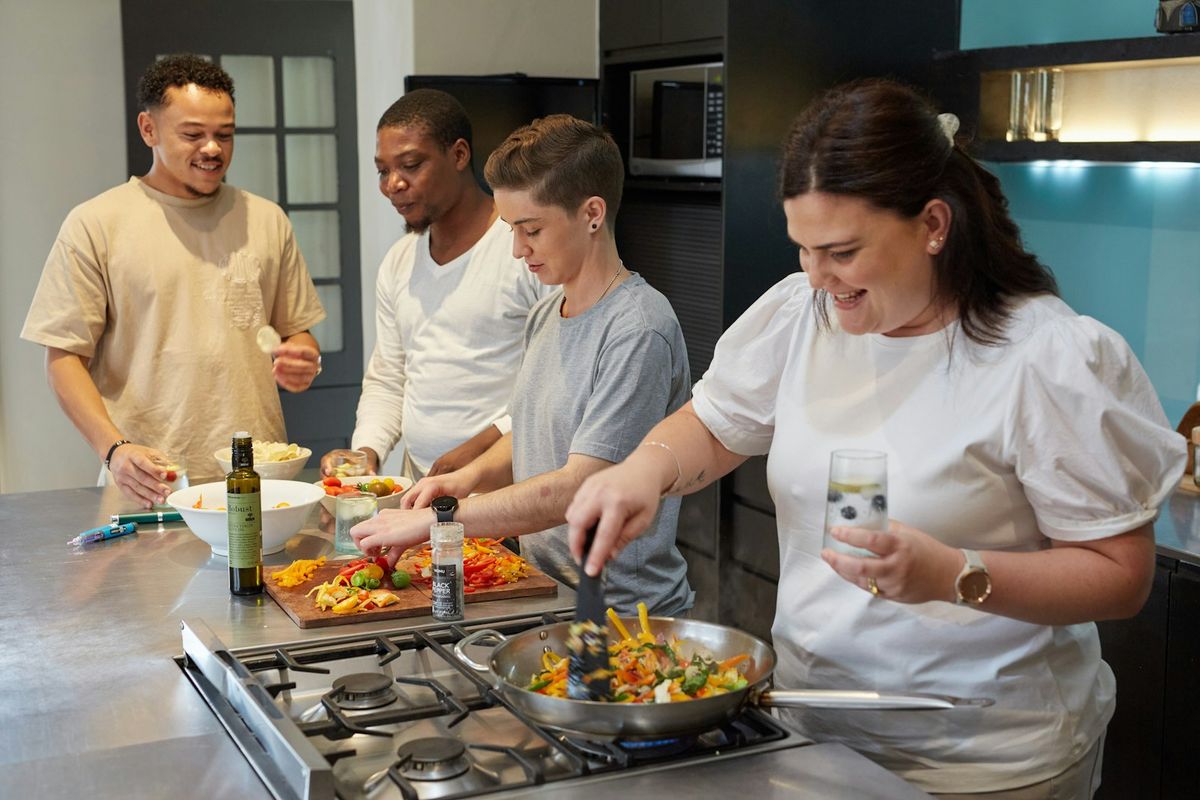 Een groep kookt samen in een grote keuken