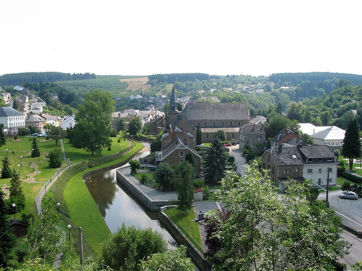 Houffalize met de kerk en de Ourthe, gezien vanaf een helling