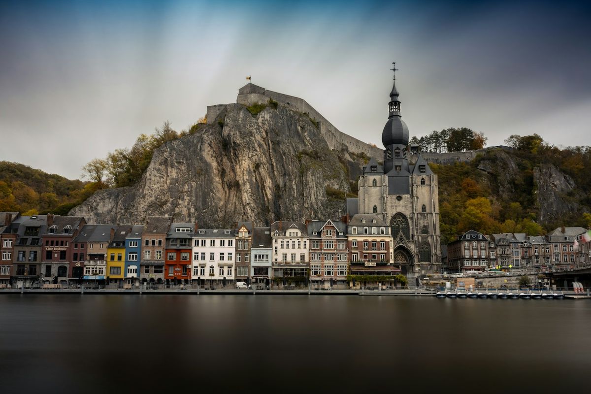 De citadel van Dinant op de rots boven de Maas