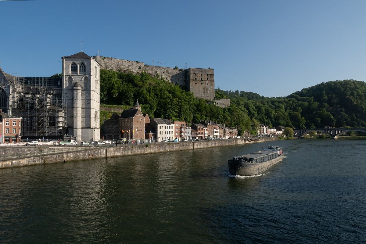 De Maas in Hoei met het fort en de collegiale kerk
