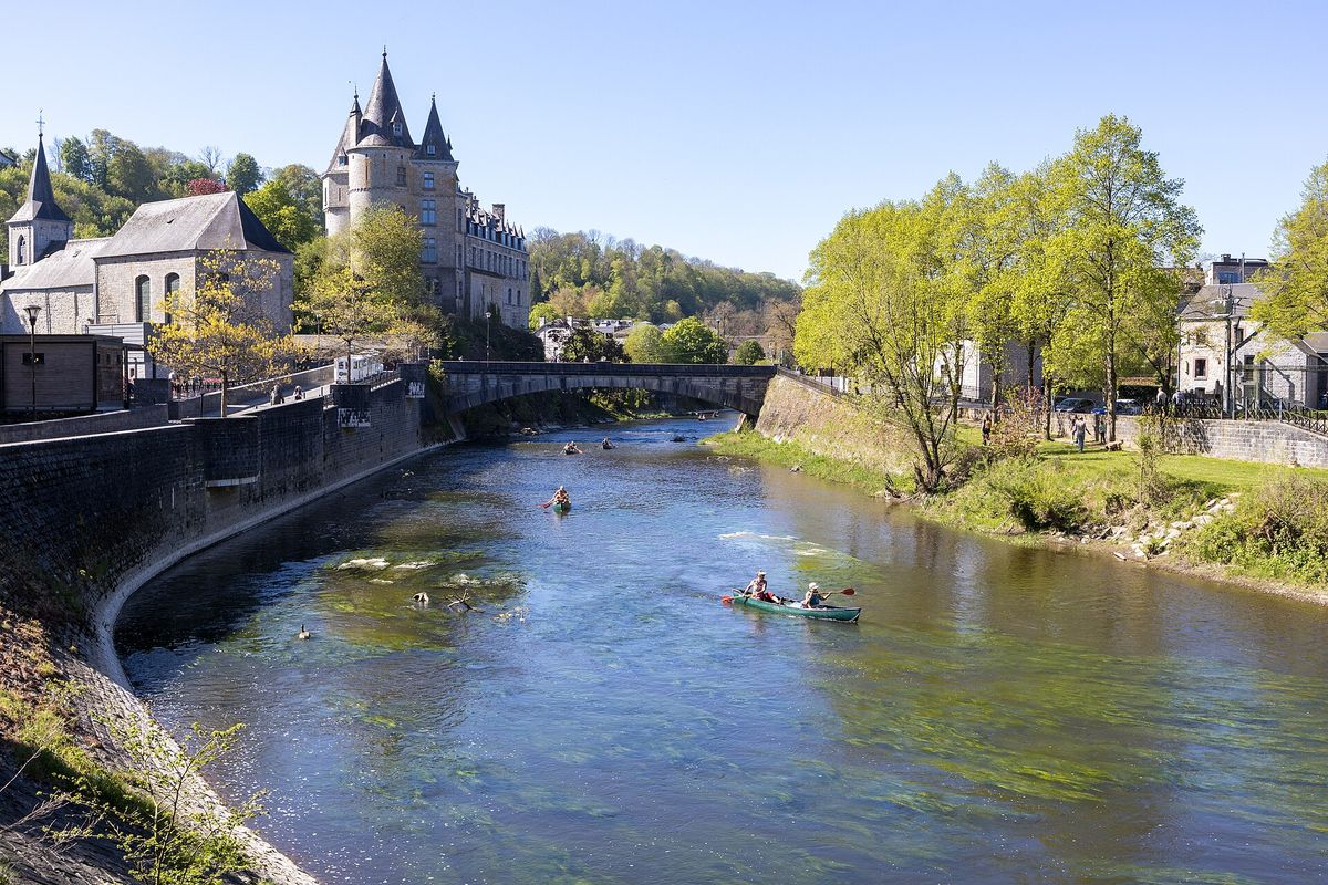 De Ourthe in Durbuy, met de kerk en het kasteel aan de oever