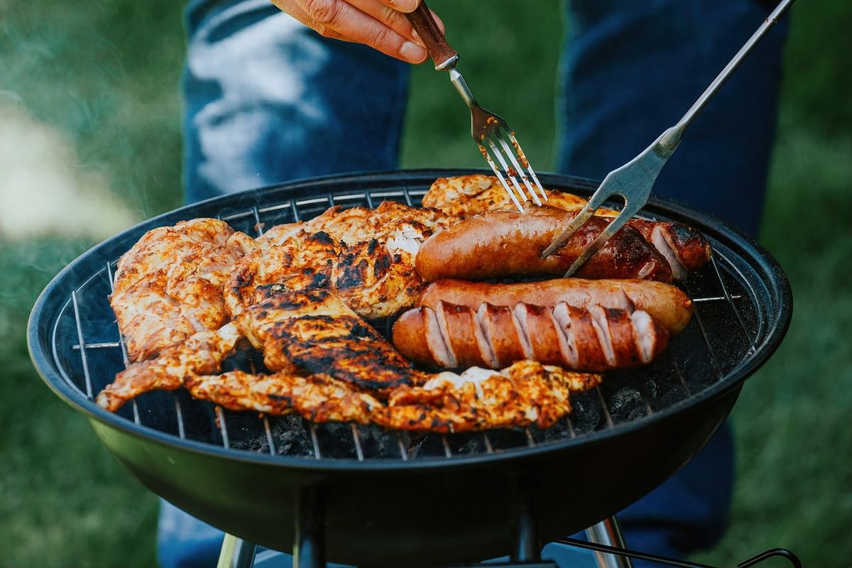 Worst en kip op een barbecue