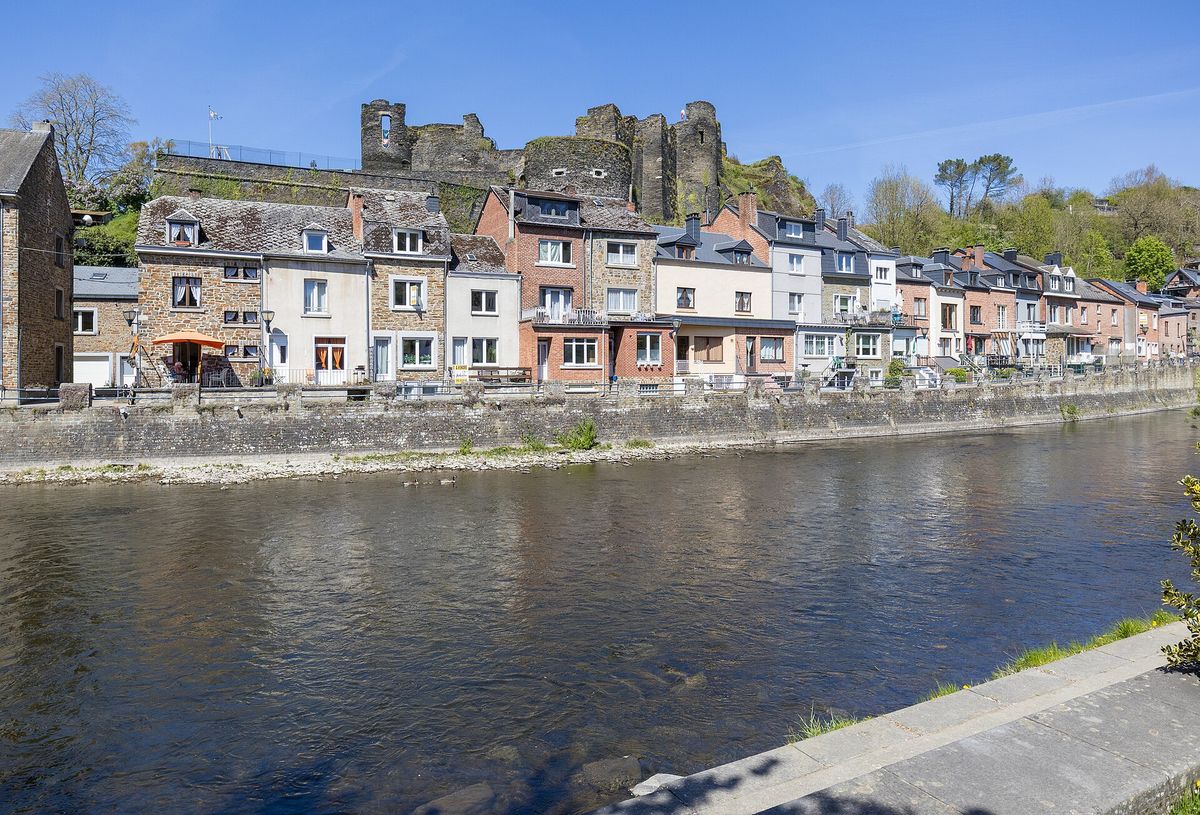 De kasteelruïne van La Roche-en-Ardenne boven de huizen aan de Ourthe