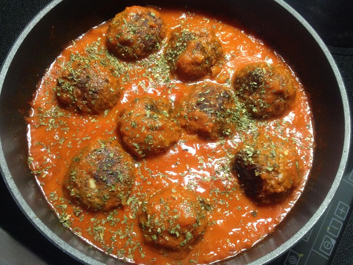 Een pan gehaktballetjes in tomatensaus