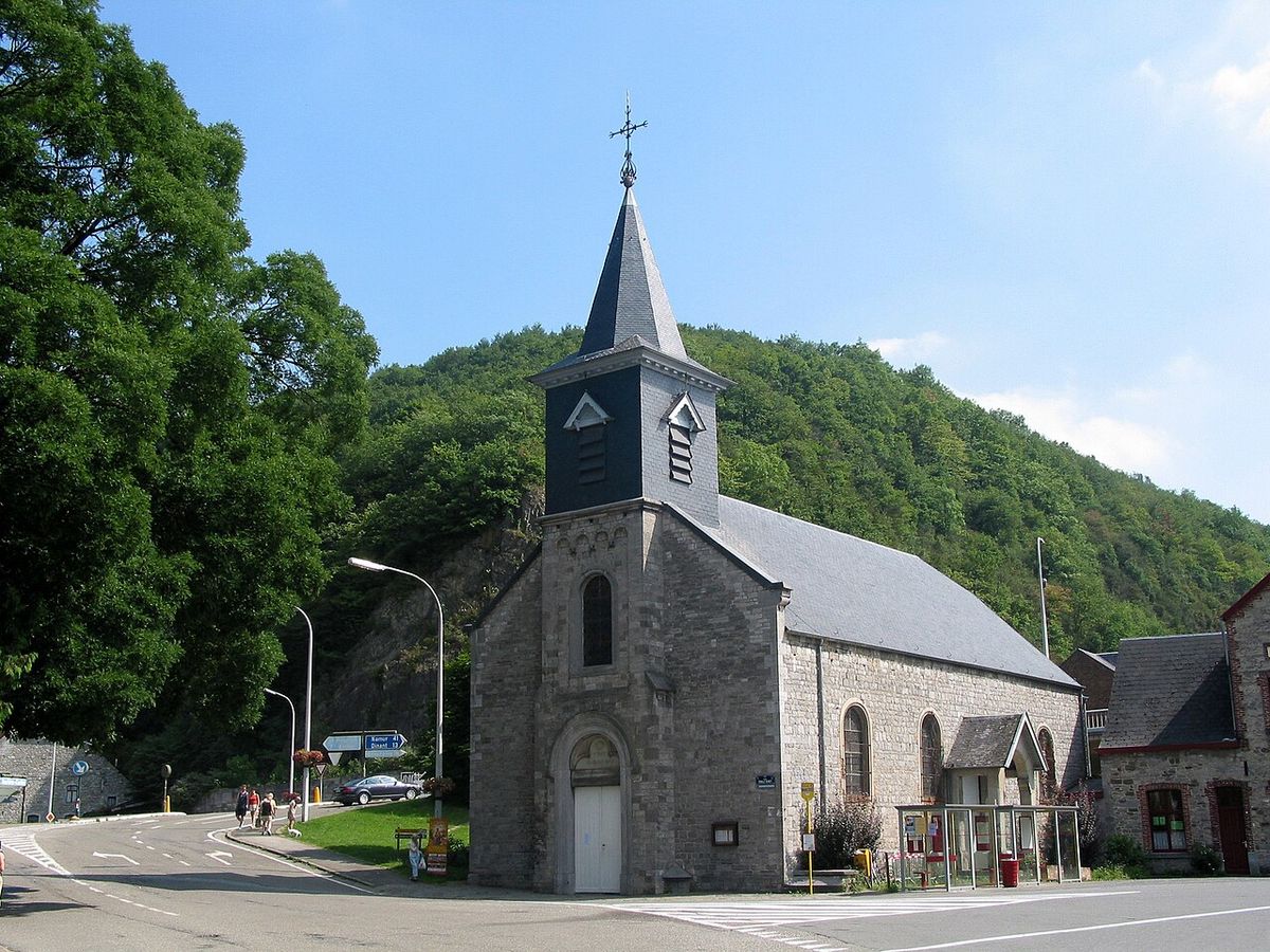 De Sint-Niklaaskerk in Hastière-Lavaux