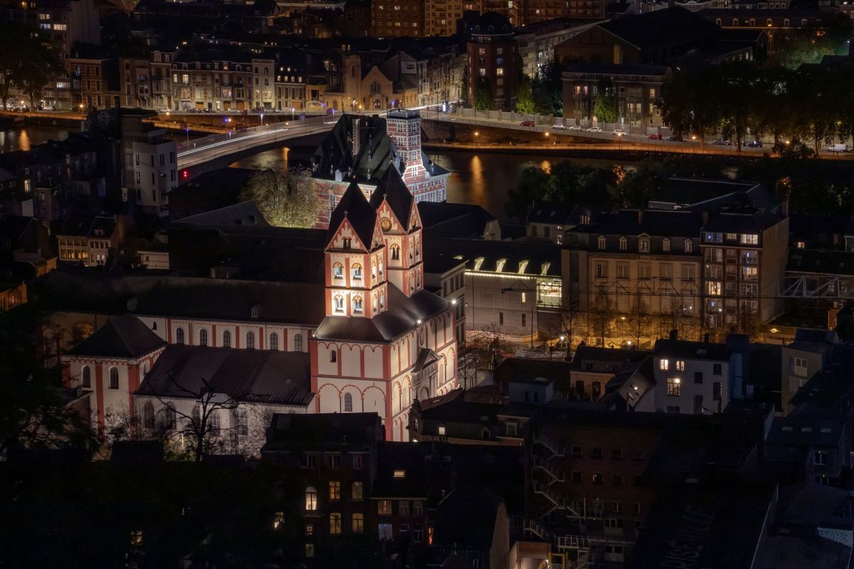 Luik bij nacht, met de verlichte kathedraal
