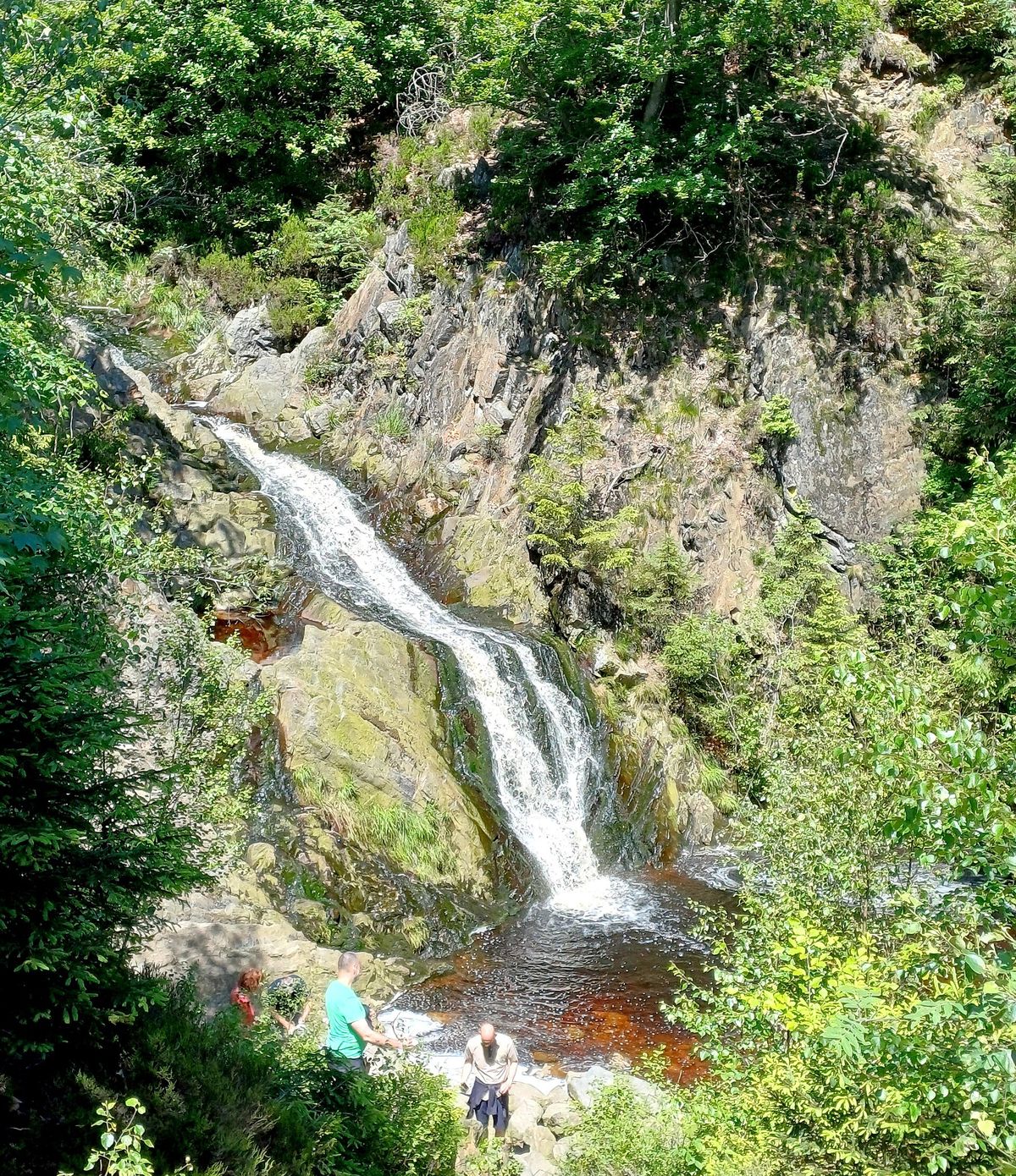 De waterval van de Bayehon stort langs een rotswand bij Longfaye