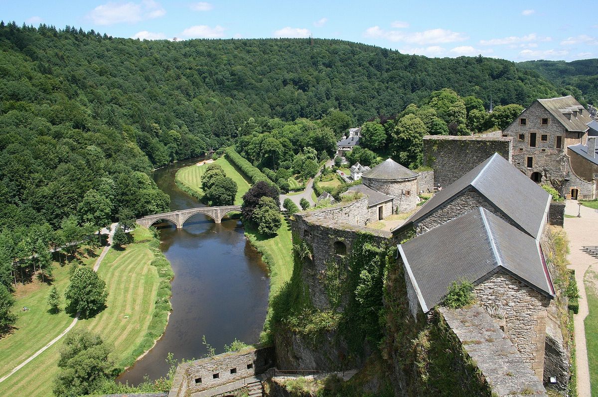 De Semois en de brug onder het kasteel van Bouillon