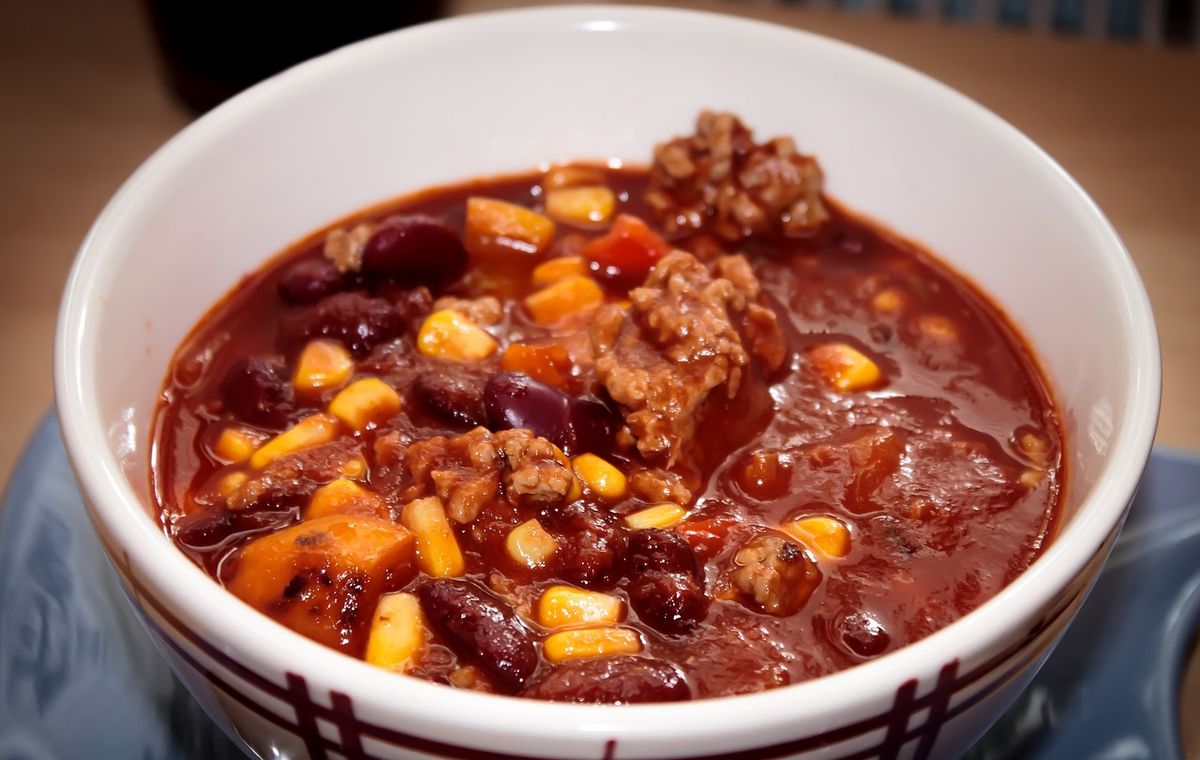 Een kom chili con carne met bonen en maïs