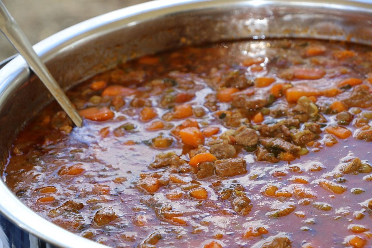 Een grote pan stoofpot met wortel en rundvlees