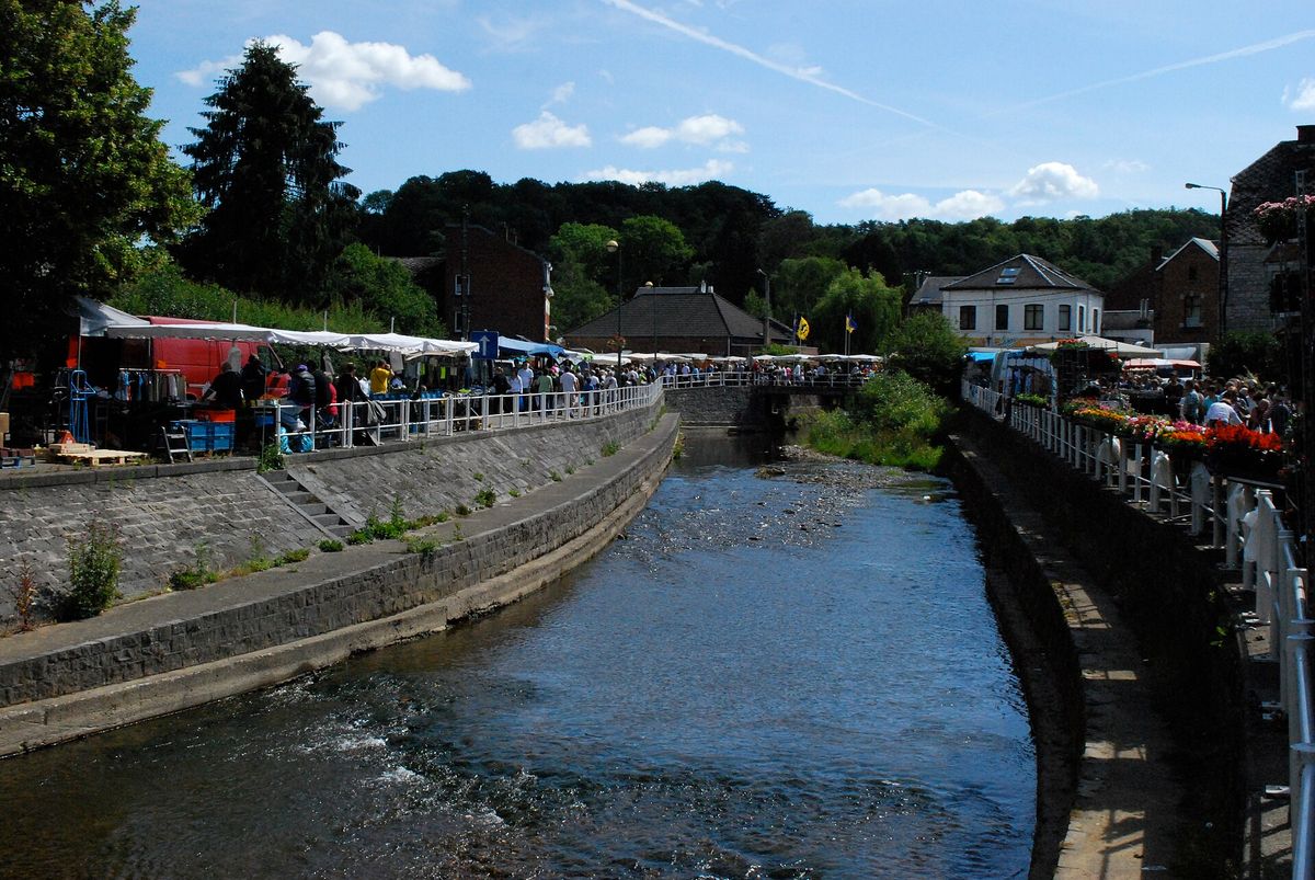 Kraampjes van de zondagmarkt La Petite Batte langs het water in Bomal
