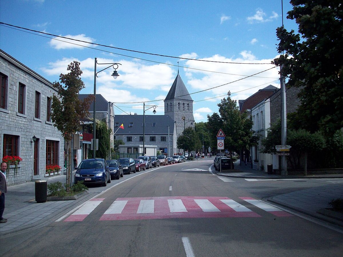 Straat in het centrum van Han-sur-Lesse met zicht op de kerktoren