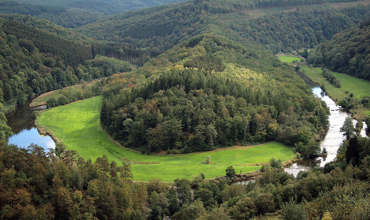 De Semois maakt een lus rond de beboste heuvel van het Tombeau du Géant bij Botassart
