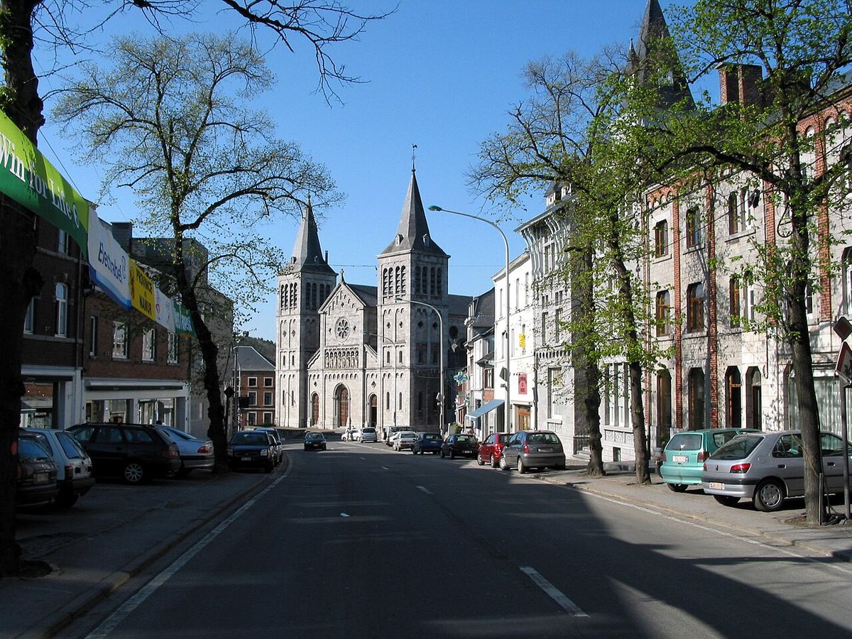 Een straat in Rochefort met de torens van de Visitatiekerk