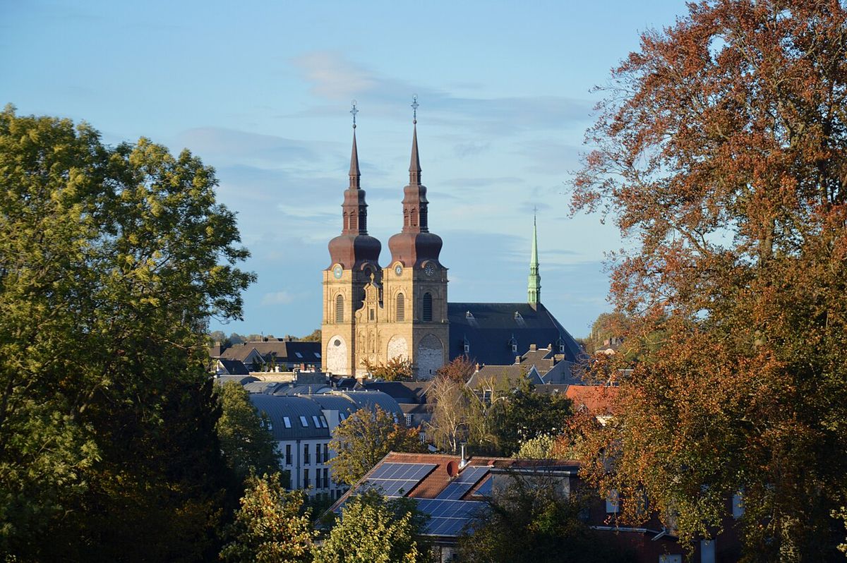 De torens van de Sint-Niklaaskerk boven de daken van Eupen