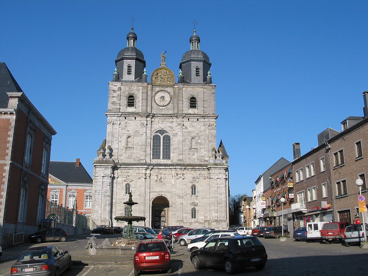 De basiliek van Saint-Hubert, gezien vanaf het plein ervoor