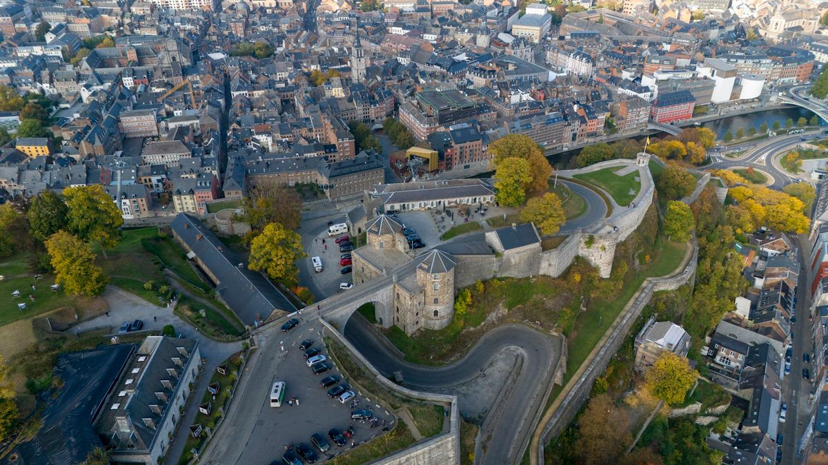 Namen van bovenaf, met de citadel boven de Maas