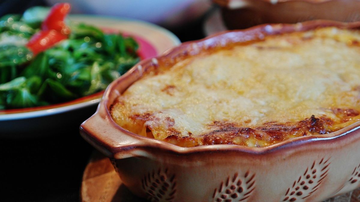 Een ovenschaal met gegratineerde lasagne