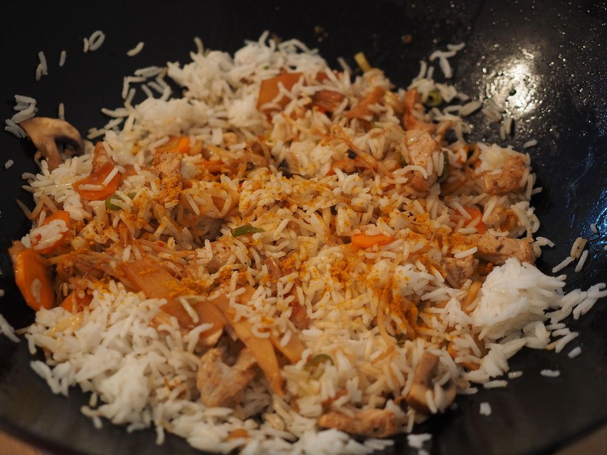Een wok met gebakken rijst
