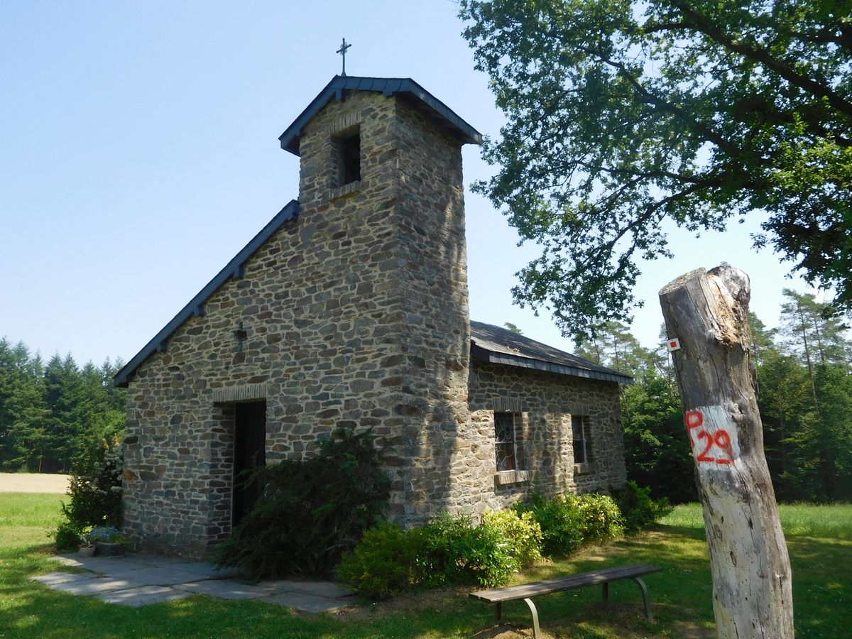 Chapelle du Flachis bij Orchimont, met een wandelmarkering op een paal
