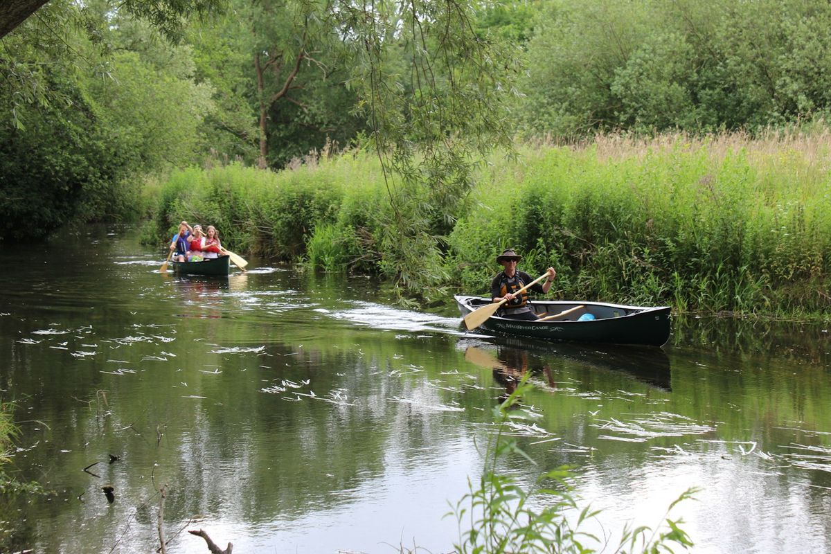 Een groep kanoot op een groene rivier