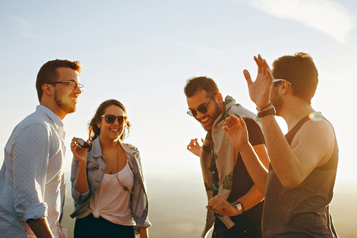 Collega's lachen samen buiten