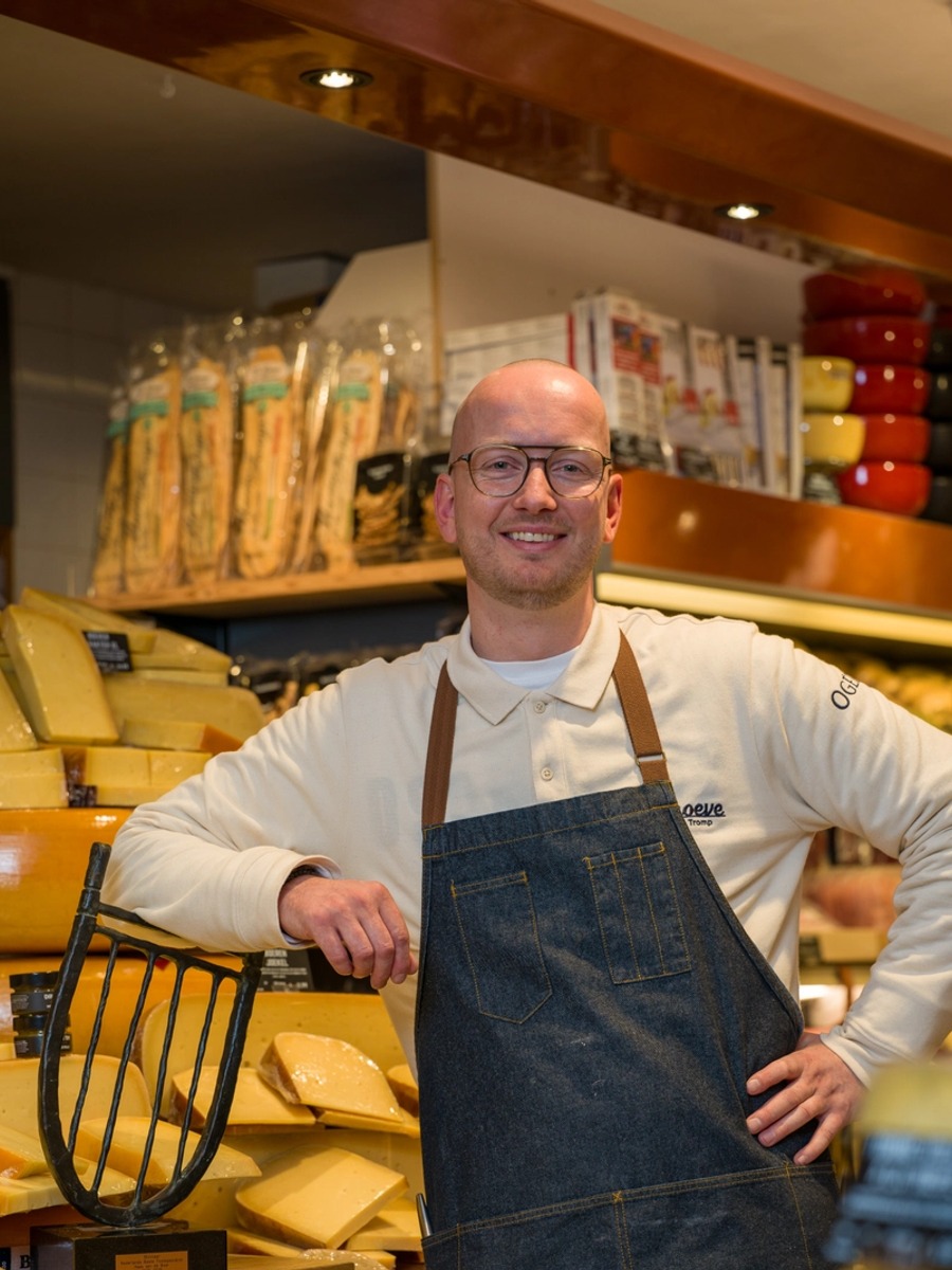 Tim de Koning in zijn kaasspeciaalzaak in Amsterdam