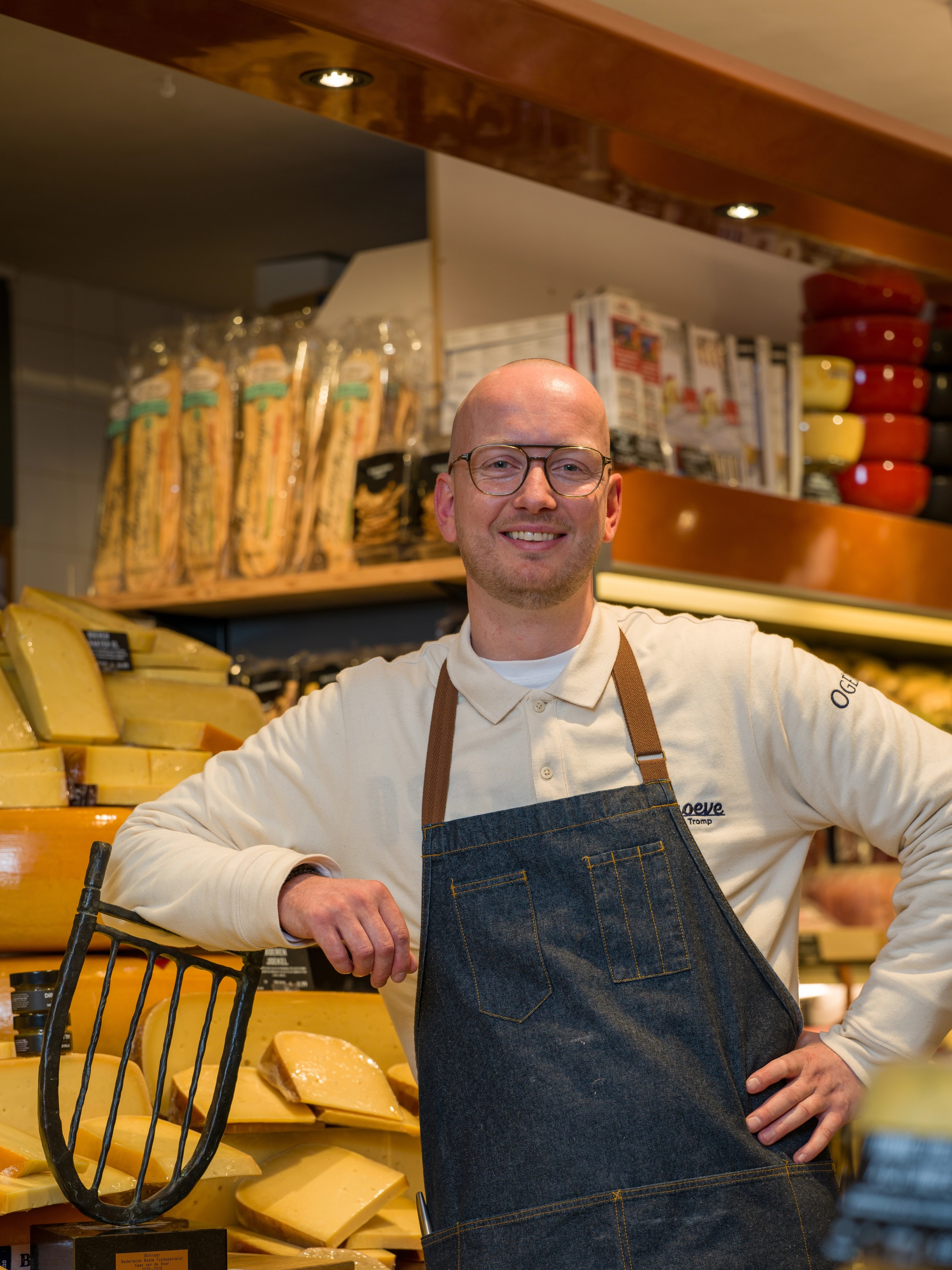 Tim de Koning in zijn kaasspeciaalzaak in Amsterdam