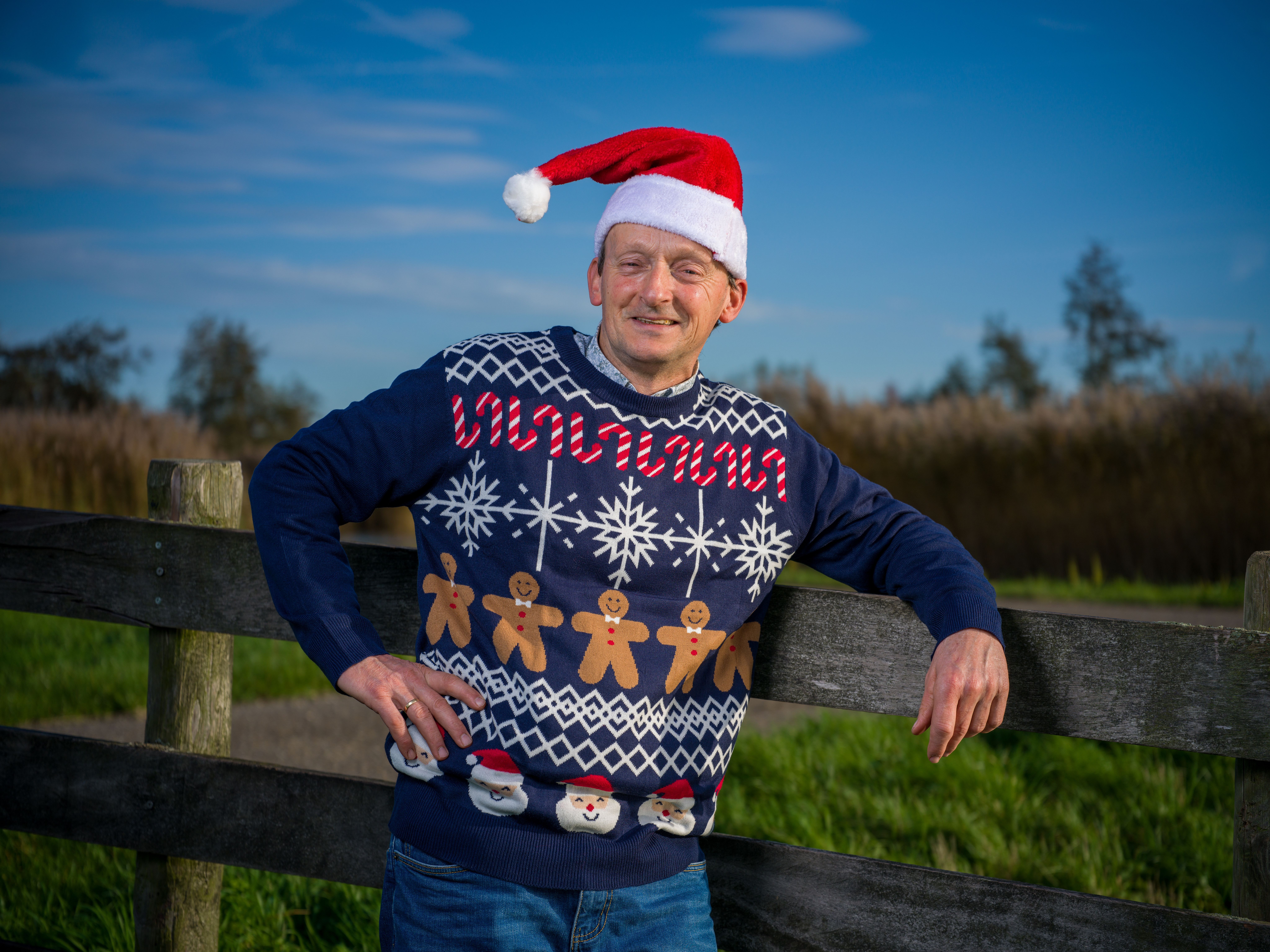 Voorzitter Cees Slob voor boerenhek met kerstmuts