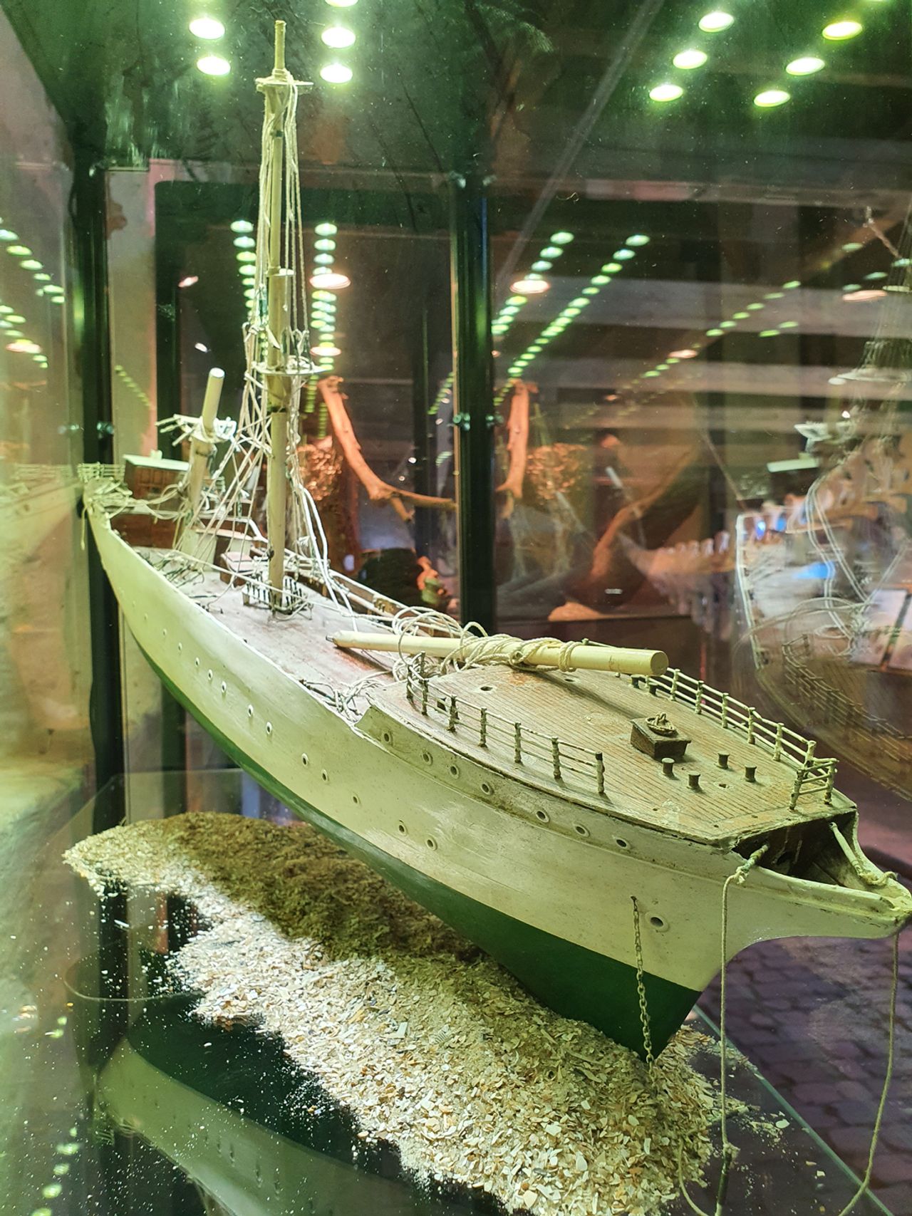 Skibsvragsmodel i glasmontre i særudstillingen om strandinger og forlis ved Rømø i Kommandørgårdens lade