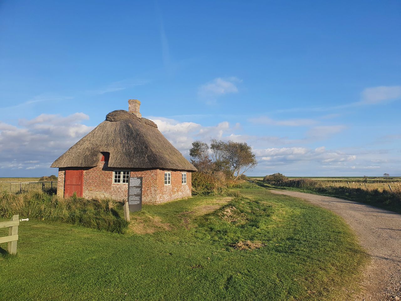 Toftum Skole, Danmarks mindste og ældste skole, en lille stråtækt murstenbygning i det flade Rømø-landskab