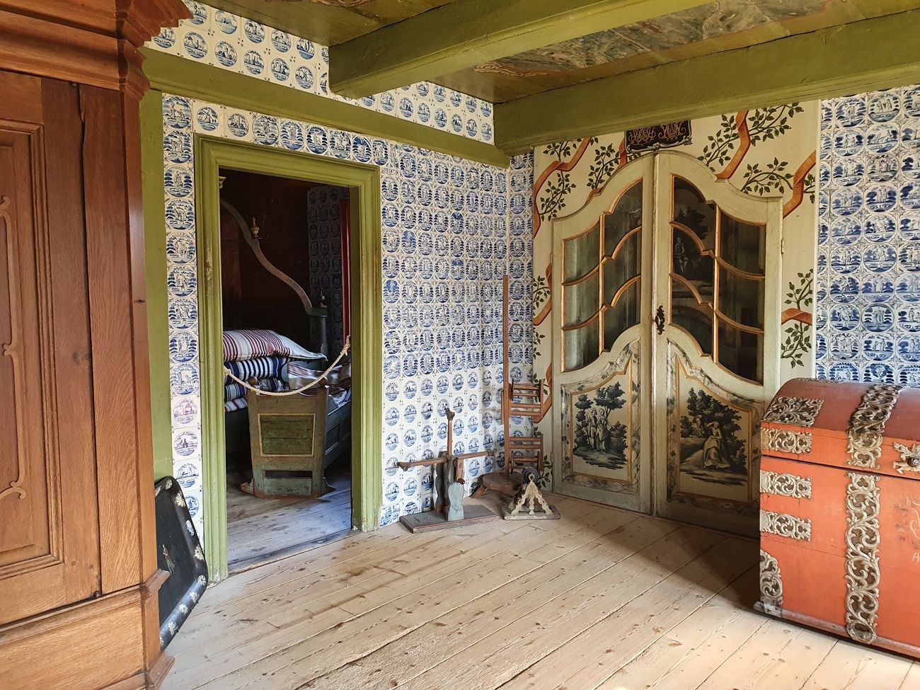 Stue i Kommandørgården med hollandske fliser, bemalede døre med landskabsmotiver, kiste og malet loft
