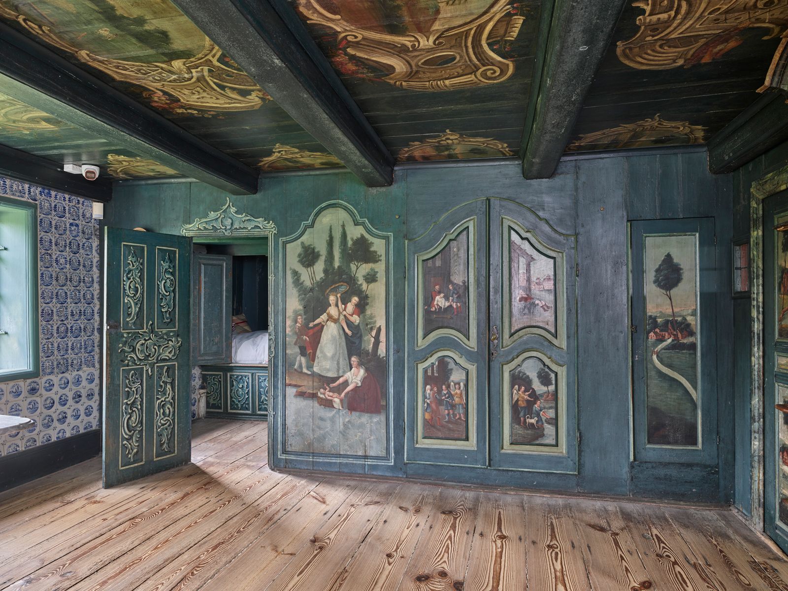 Kommandørgårdens pragtrum med bemalede vægpaneler, loftsmalerier og alkovedør – et eksempel på 1700-tallets Rømø-velstand