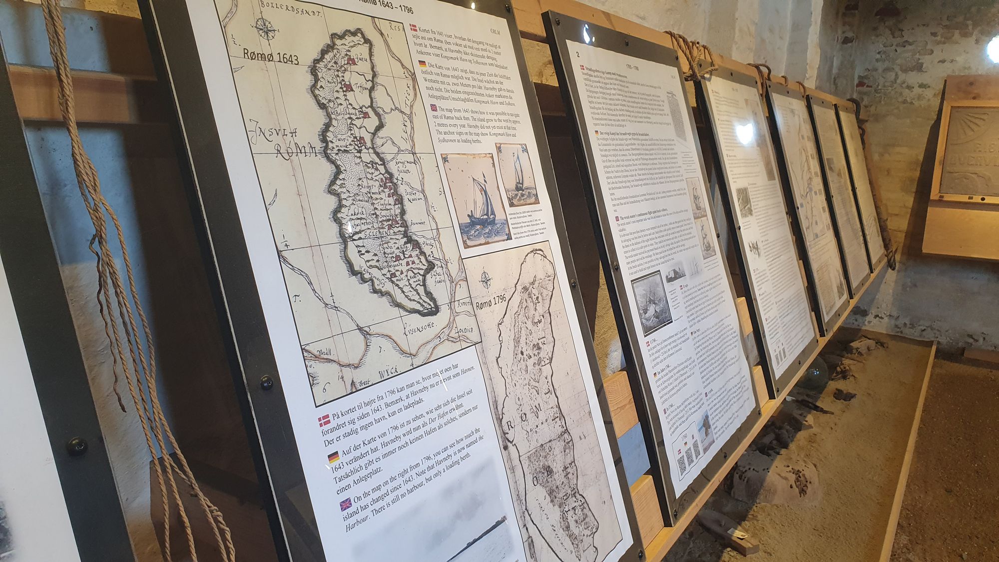 Informationstavler med historiske kort over Rømø fra 1643 og 1796 i særudstillingen om strandinger og forlis